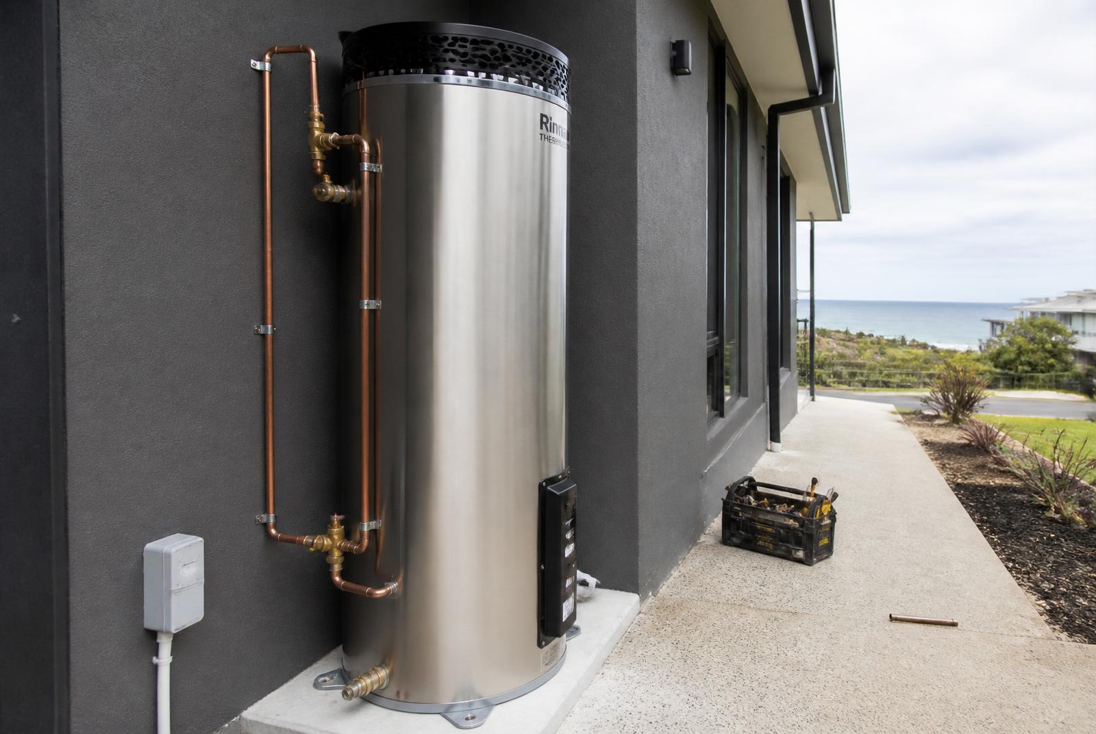 Australian plumber replacing a hot water system